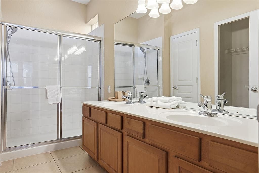 Resort-Style Oasis: Prime Investment Opportunity photo 28