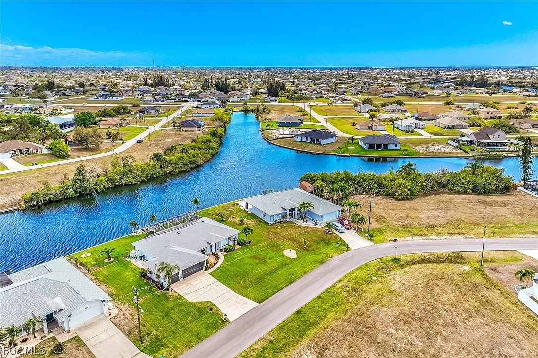 Massive 4,500 SqFt Waterfront STR: Pool, Dock & Solar photo 5