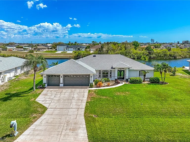 Massive 4,500 SqFt Waterfront STR: Pool, Dock & Solar photo 7
