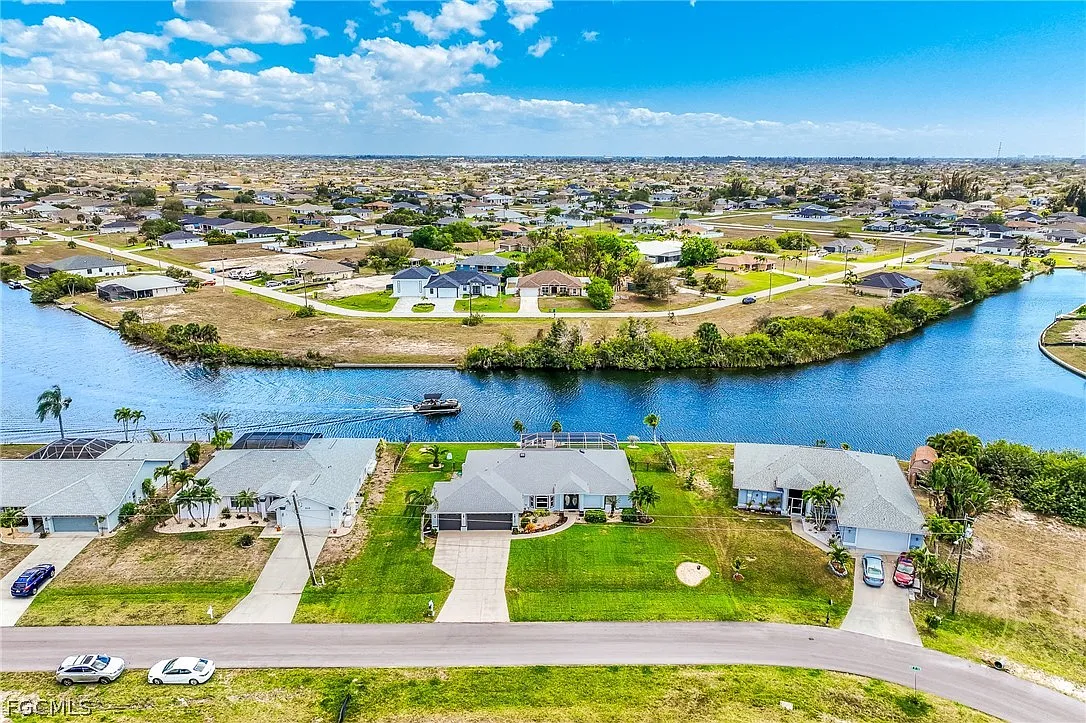 Massive 4,500 SqFt Waterfront STR: Pool, Dock & Solar photo 8