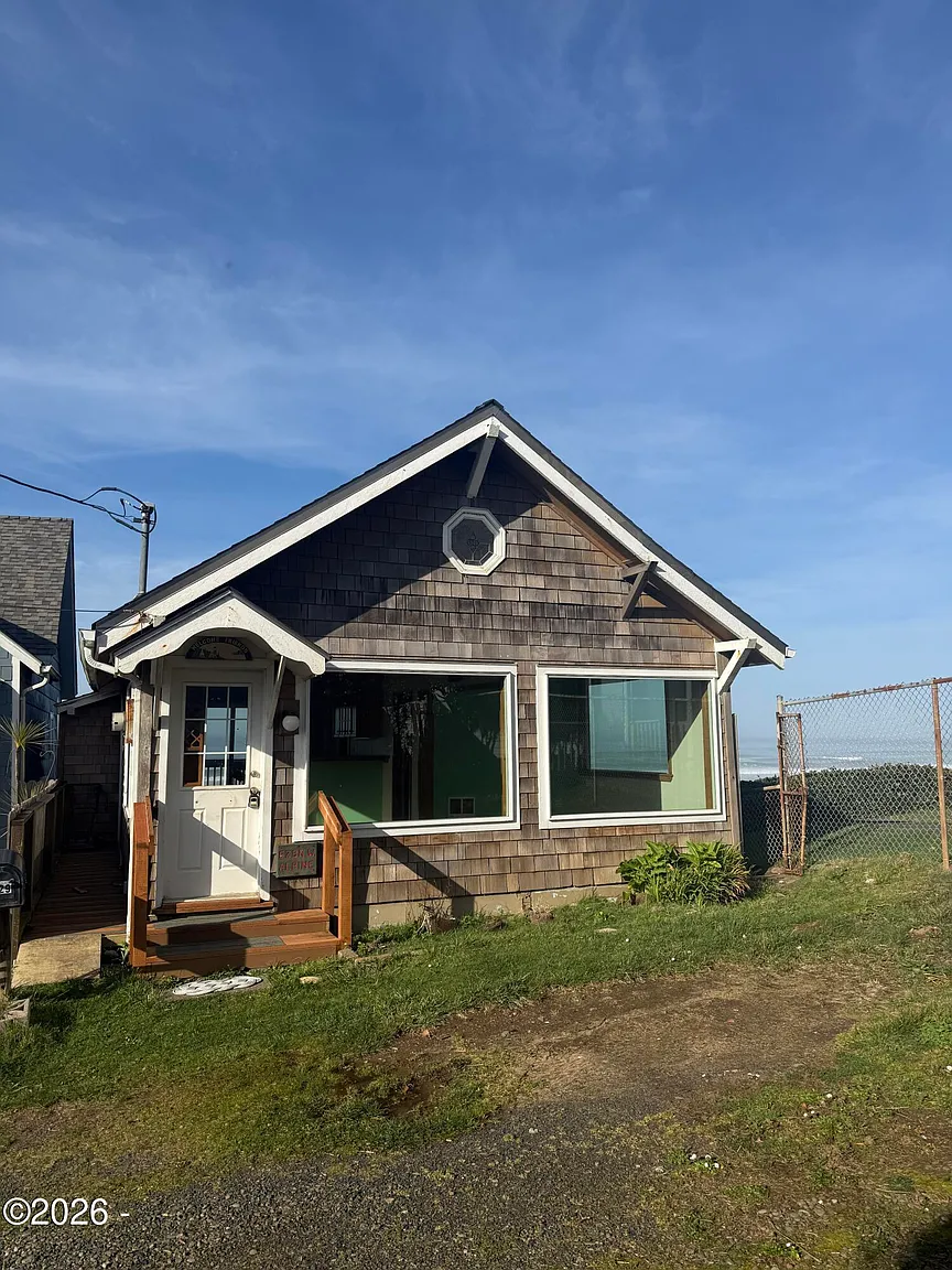 Oceanfront STR Cottage with Iconic Lighthouse Views photo 13