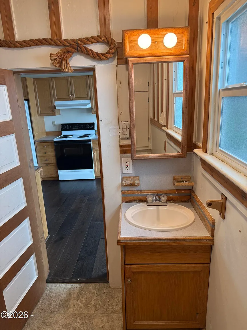 Oceanfront STR Cottage with Iconic Lighthouse Views photo 9