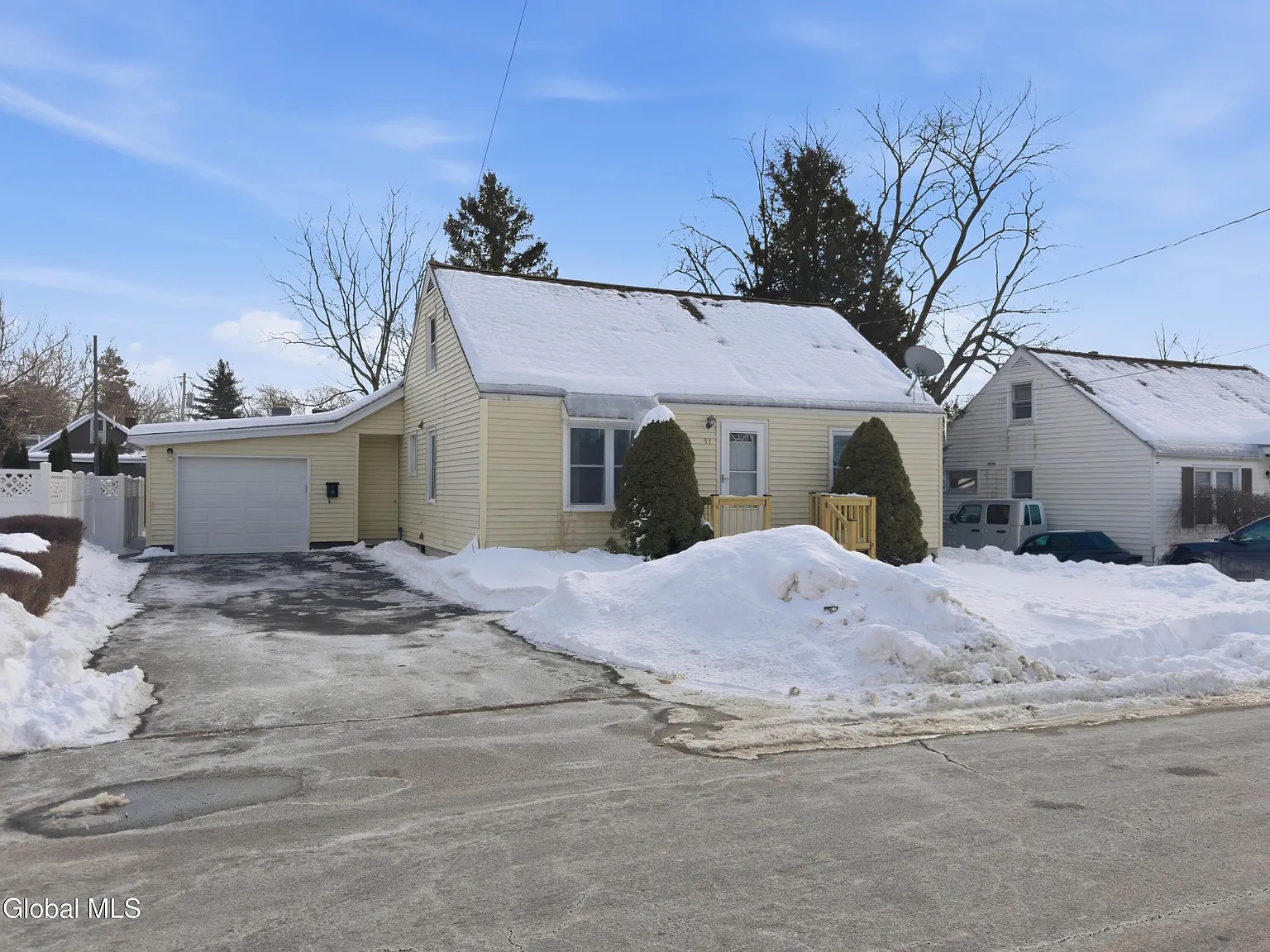 Classic Multi-Level Home: Prime Long-Term Investment photo 1