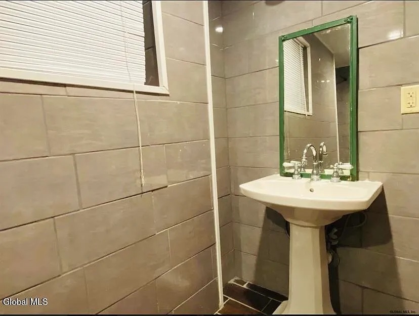 Grand 2,490 Sqft Historic Row House: High-Yield Investment photo 1