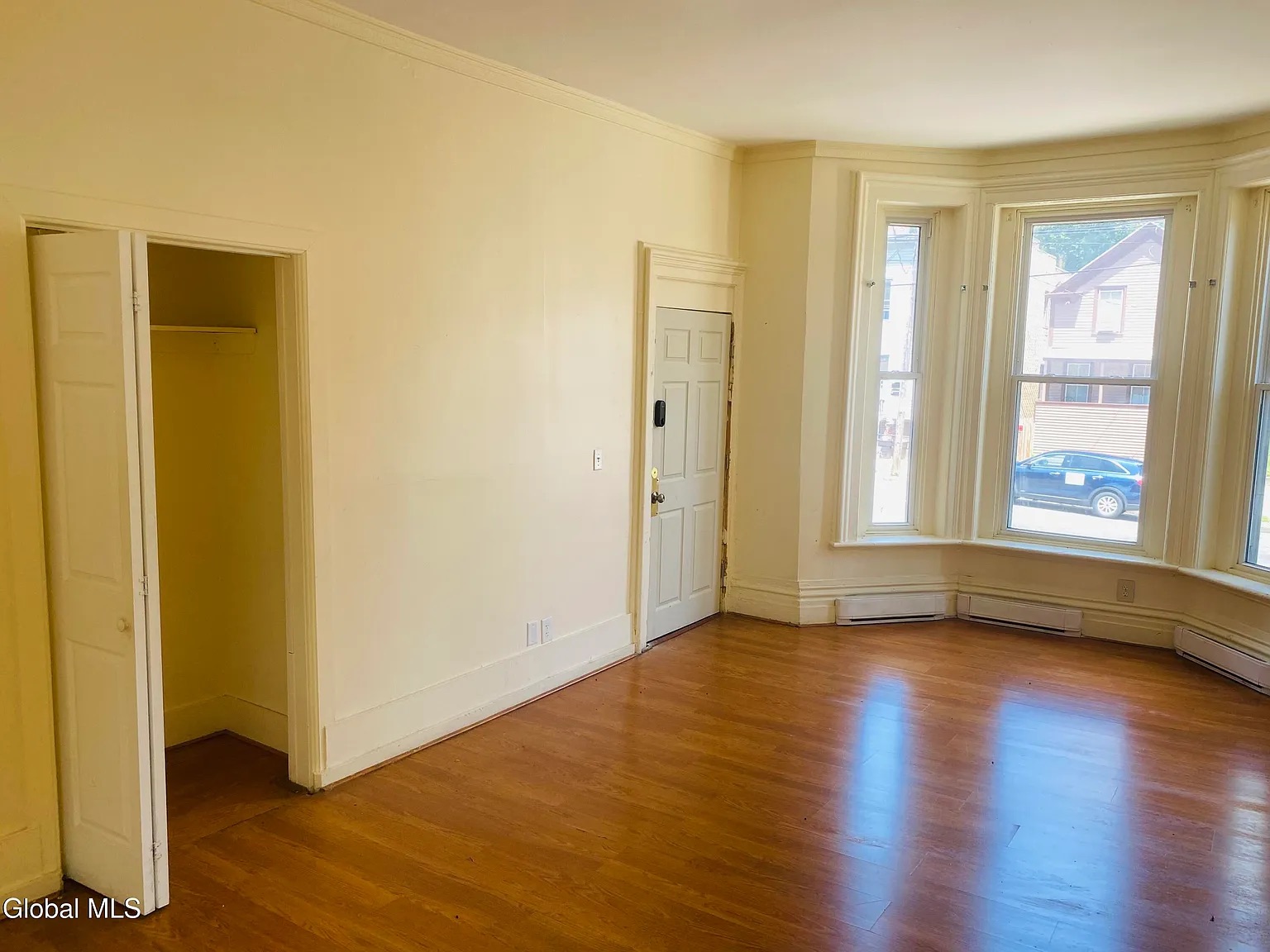 Grand 2,490 Sqft Historic Row House: High-Yield Investment photo 12