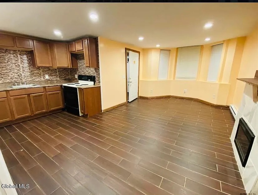 Grand 2,490 Sqft Historic Row House: High-Yield Investment photo 18