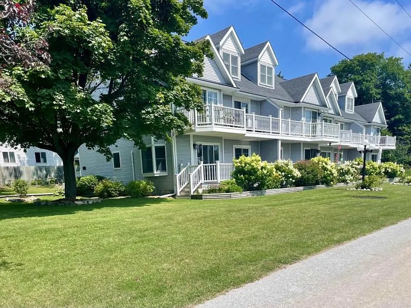 High-Yield STR Gem: Turnkey Design & Private Balconies photo 5