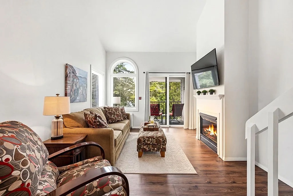High-Yield STR Gem: Modern Loft with Vaulted Ceilings photo 4