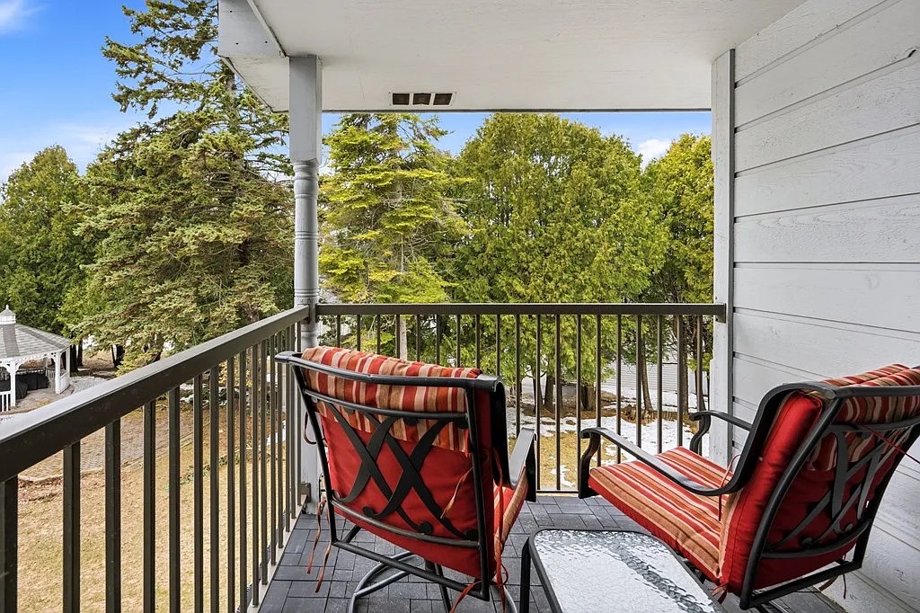 High-Yield STR Gem: Modern Loft with Vaulted Ceilings photo 5