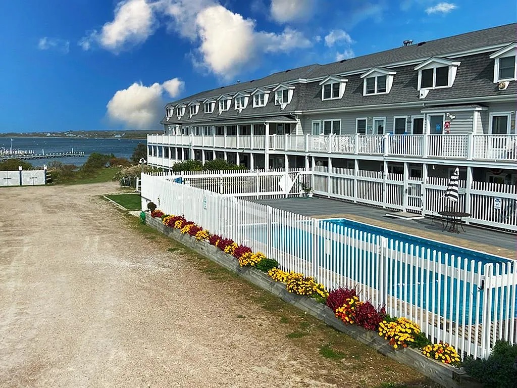 Turn-Key Waterfront STR: Modern Interior & Coastal Views photo 6