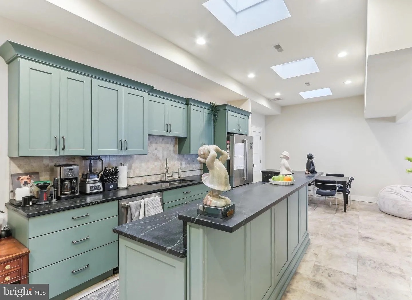 Expansive STR: Vaulted Ceilings & Rare Private Garden photo 13