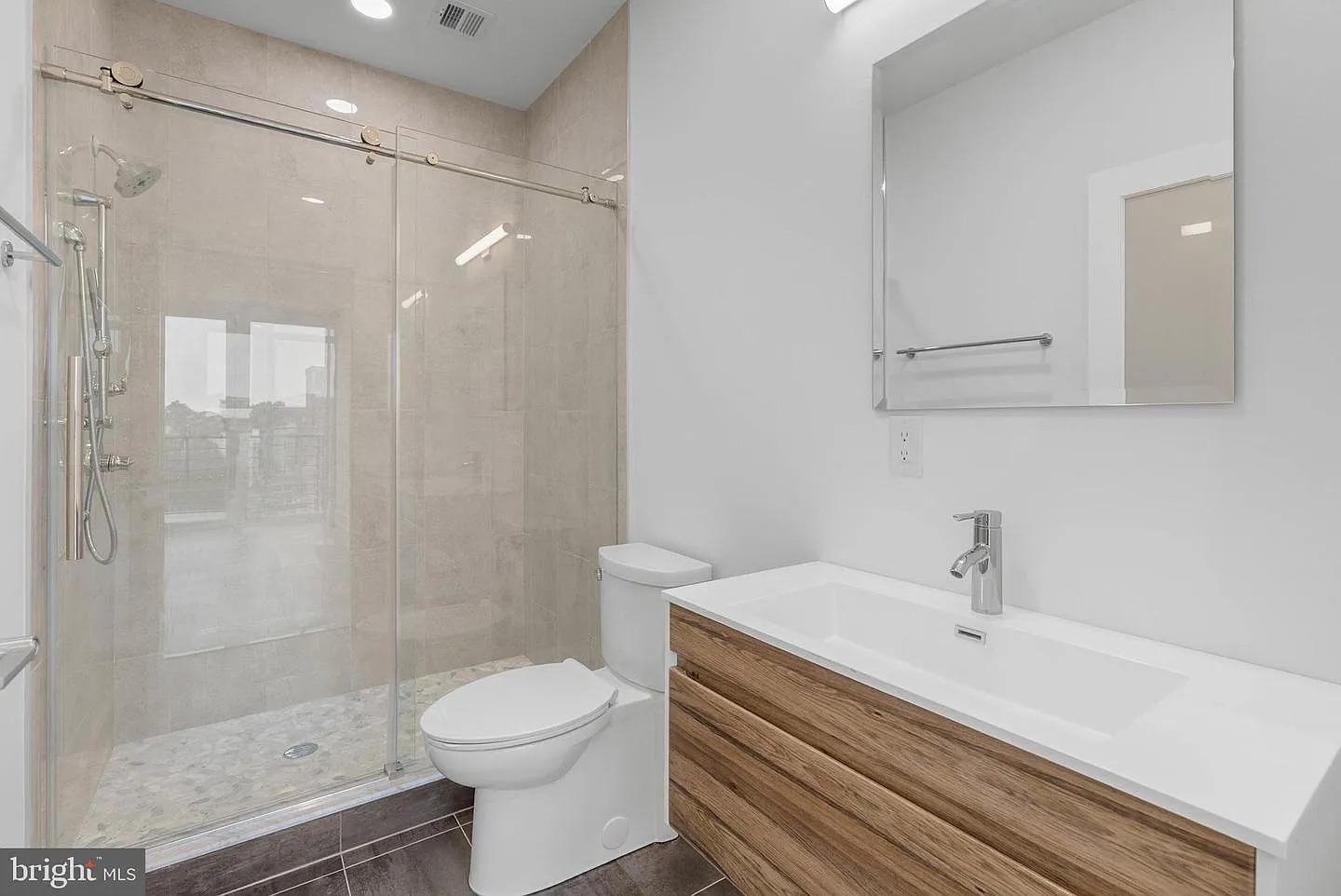 Sleek Luxury STR with Skyline Views & Rooftop Access photo 4