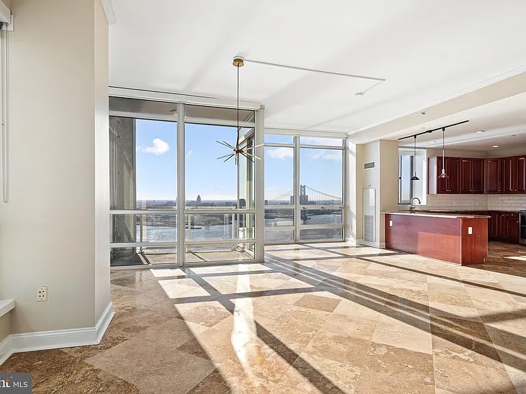 Luxury STR High-Rise with Epic Panoramic Water Views photo 2