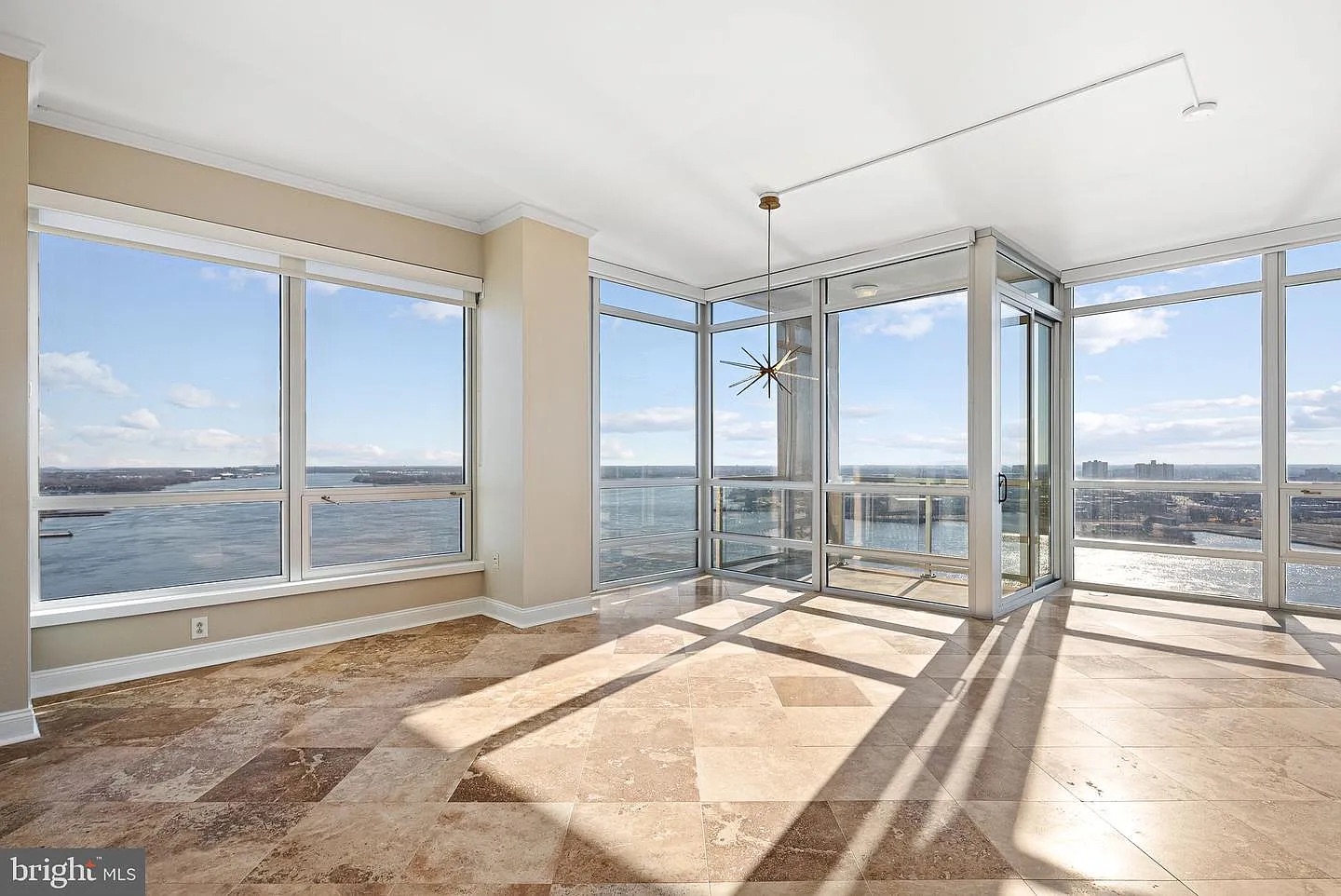 Luxury STR High-Rise with Epic Panoramic Water Views photo 4