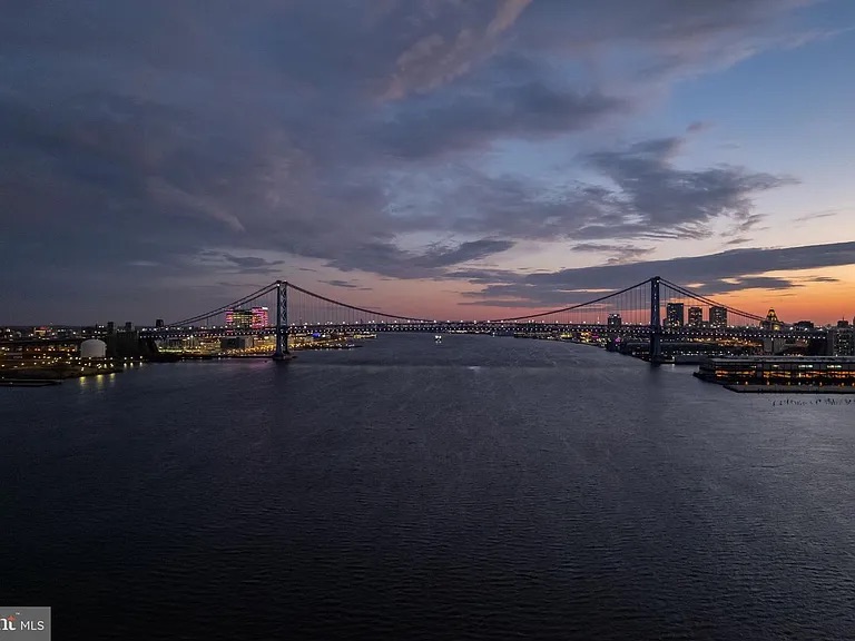 Luxury STR High-Rise with Epic Panoramic Water Views photo 35