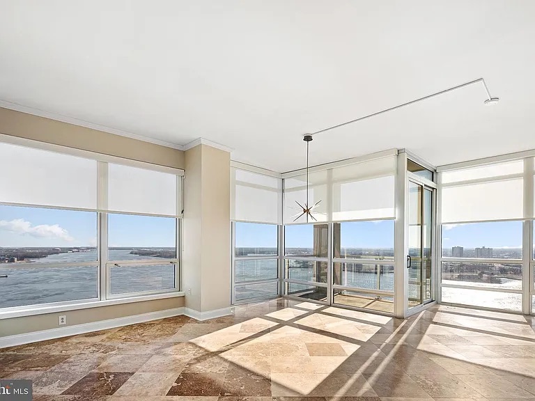 Luxury STR High-Rise with Epic Panoramic Water Views photo 5