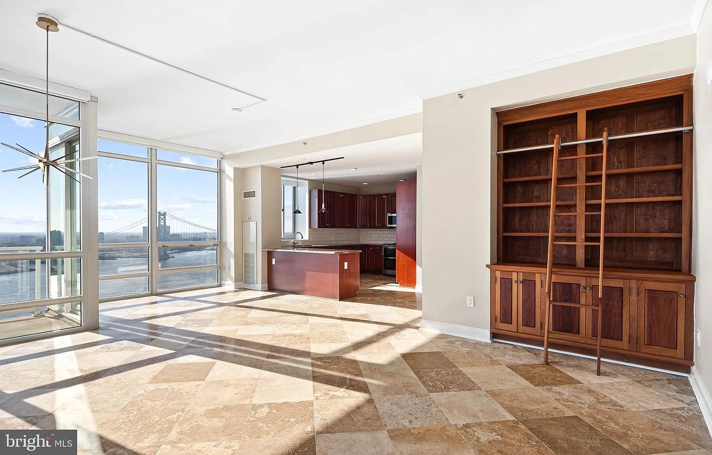Luxury STR High-Rise with Epic Panoramic Water Views photo 7