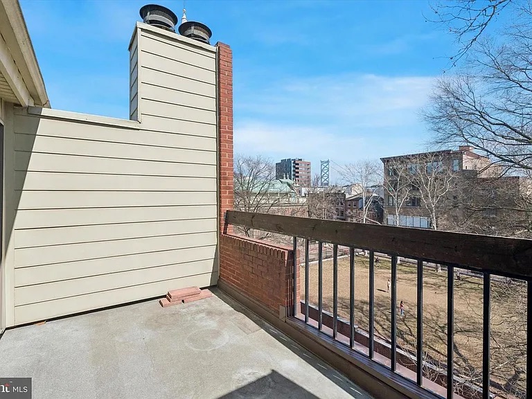 Investment Gold: Modern STR with Private Balcony photo 12