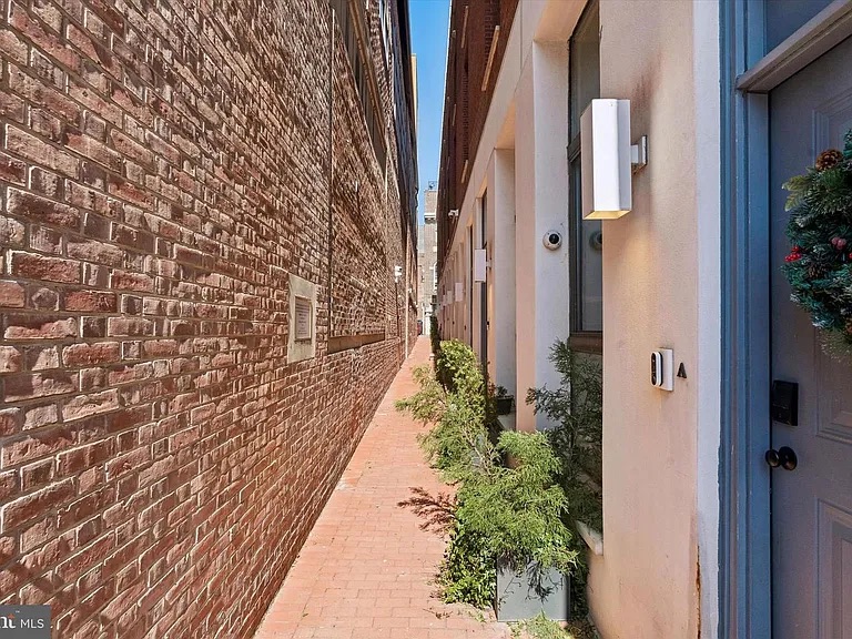 Investment Gold: Modern STR with Private Balcony photo 18