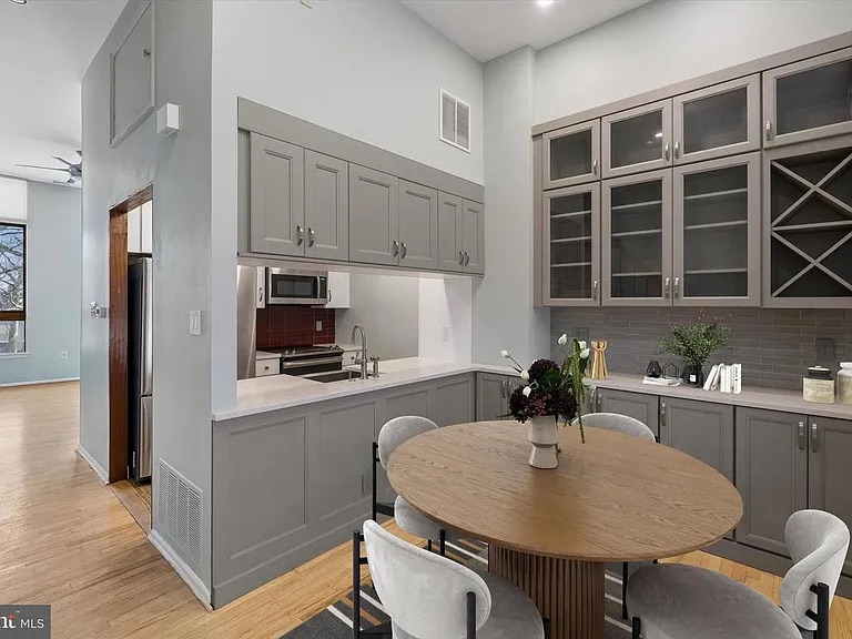 Investment Gold: Modern STR with Private Balcony photo 3