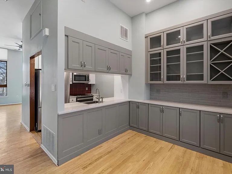 Investment Gold: Modern STR with Private Balcony photo 5