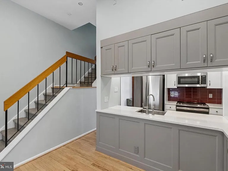Investment Gold: Modern STR with Private Balcony photo 6