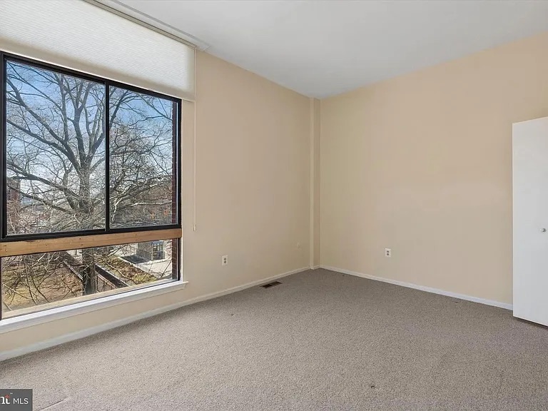 Investment Gold: Modern STR with Private Balcony photo 8