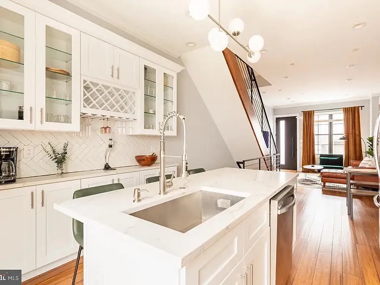 Turnkey STR Gem: Luxury Living, Rooftop & Patio Views photo 6