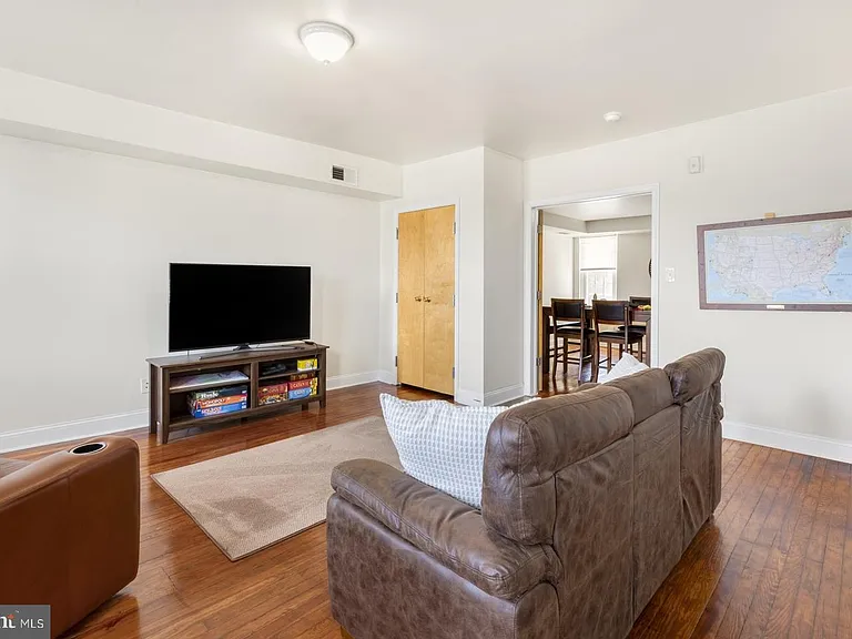 High-Yield STR: 4862 Sq Ft Mixed-Use Investment photo 28