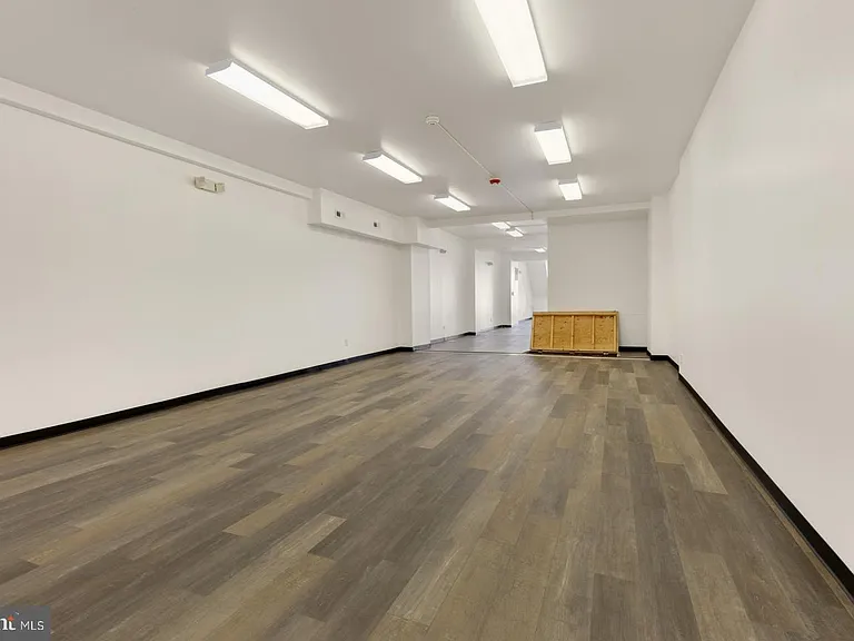 High-Yield STR: 4862 Sq Ft Mixed-Use Investment photo 7