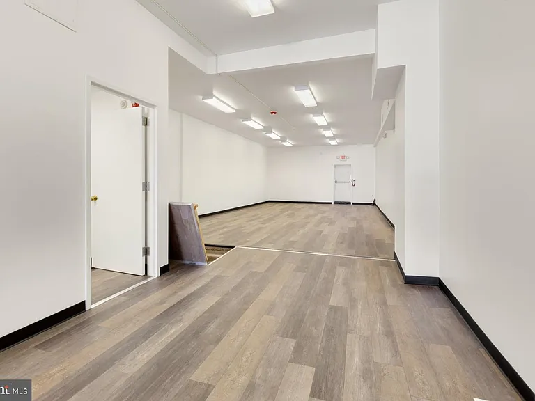 High-Yield STR: 4862 Sq Ft Mixed-Use Investment photo 8