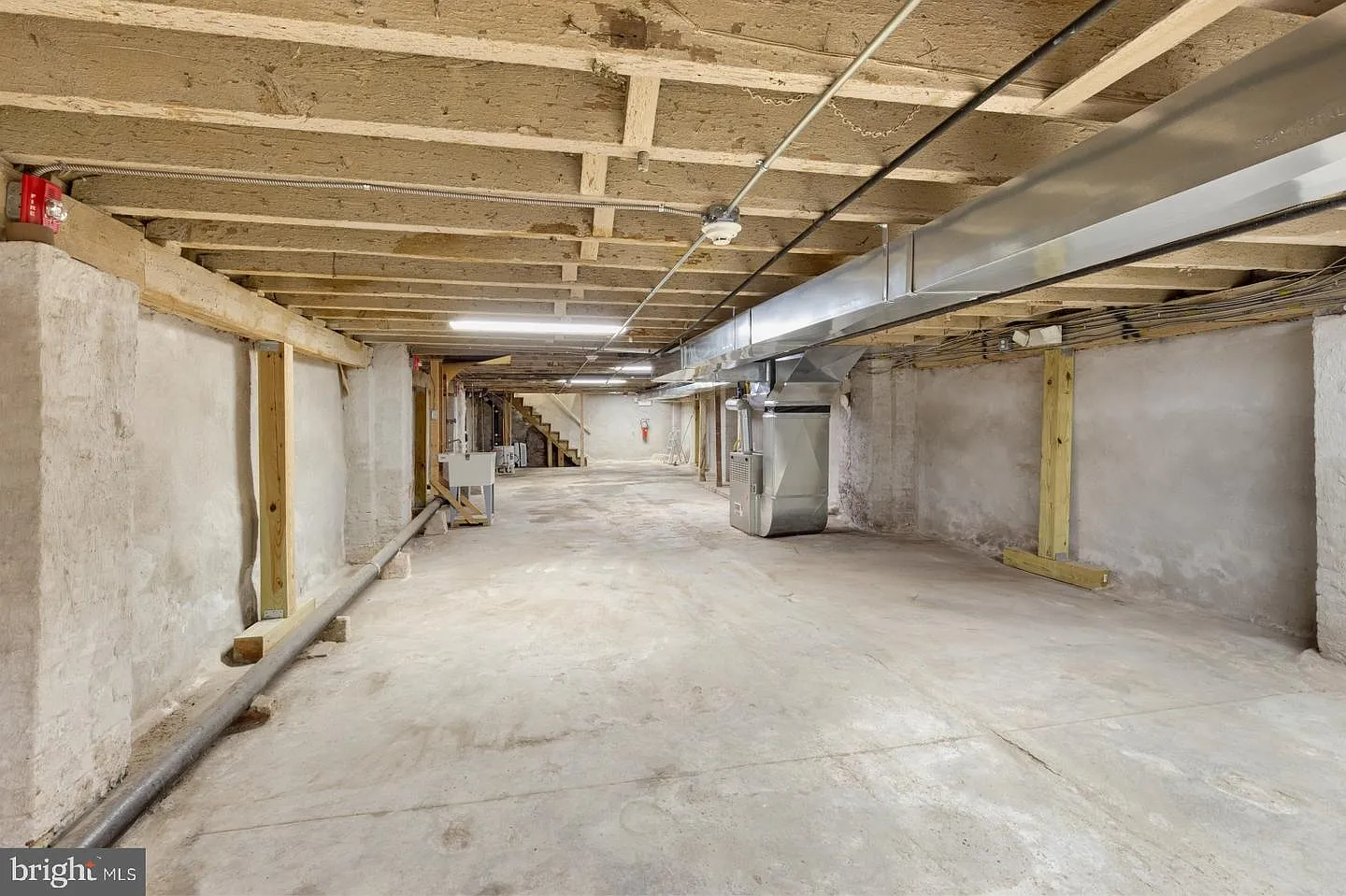 High-Yield STR: 4862 Sq Ft Mixed-Use Investment photo 9