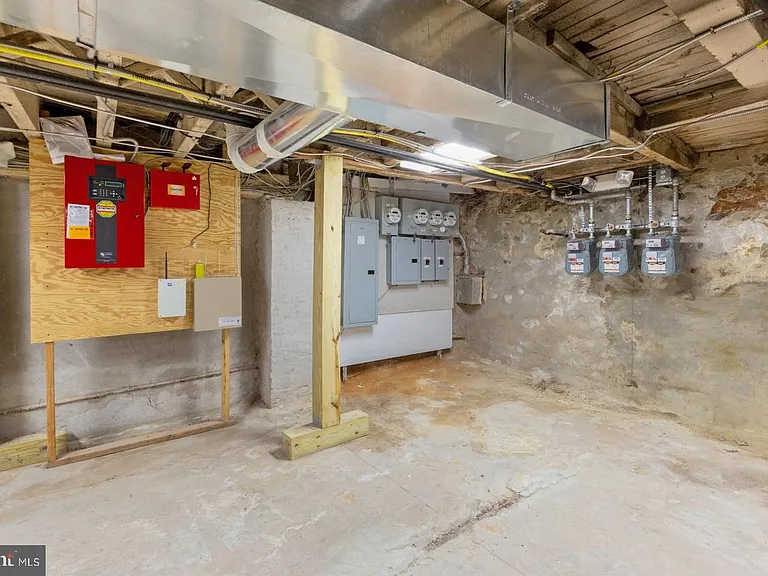 High-Yield STR: 4862 Sq Ft Mixed-Use Investment photo 10