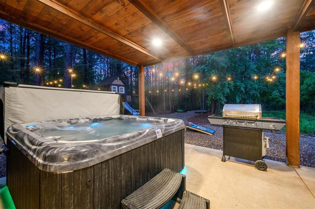 Luxury Cabin: Mini-Golf, Hot Tub, Fire Pit Fun! photo 17