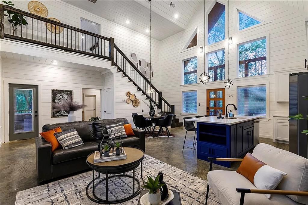 Luxury Cabin: Turnkey STR Gem in High-Demand Market photo 1