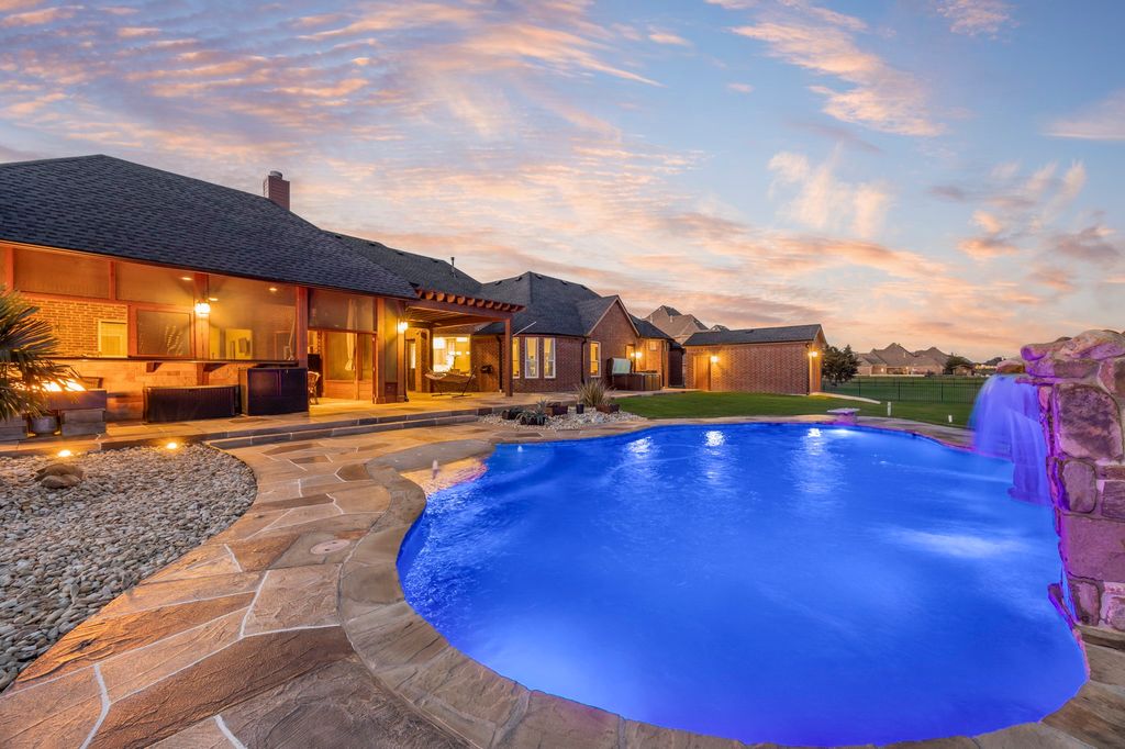 Backyard Oasis: Your Private Luxury Home Awaits! photo 7