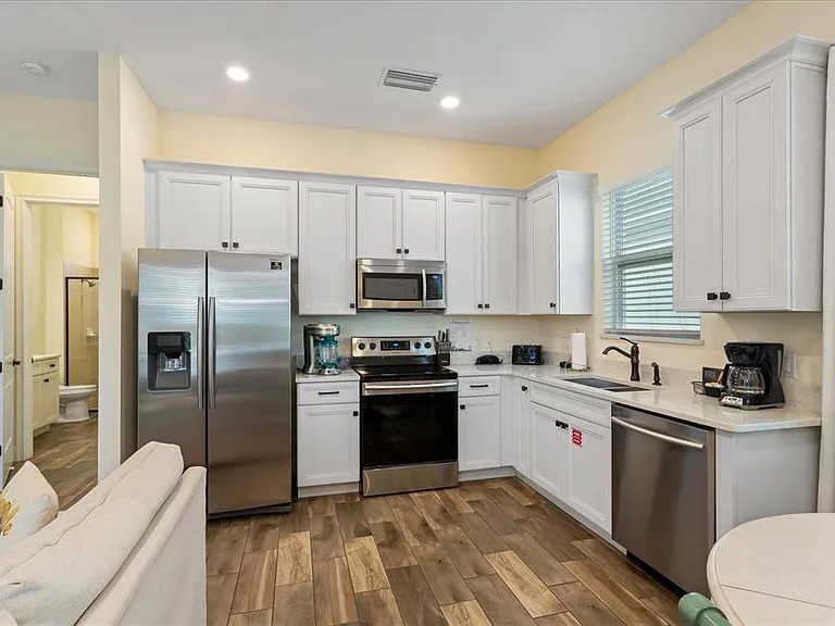 Prime STR Gem: Cash Flow Near World-Class Attractions! photo 4
