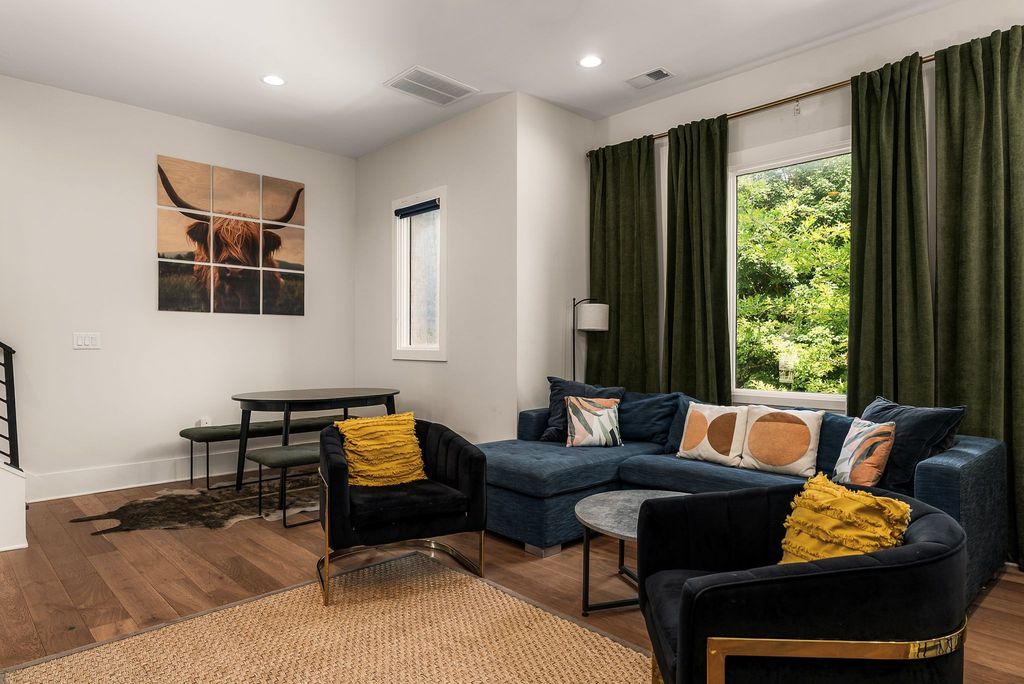 Germantown Gem: Rooftop Views & Proven Income! photo 15