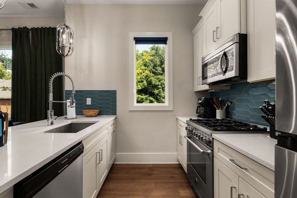 Germantown Gem: Rooftop Views & Proven Income! photo 20