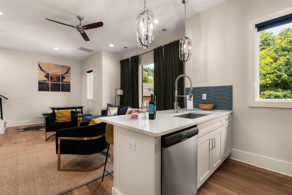 Germantown Gem: Rooftop Views & Proven Income! photo 21