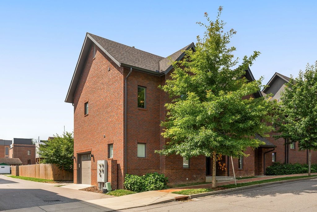 Germantown Gem: Rooftop Views & Proven Income! photo 4