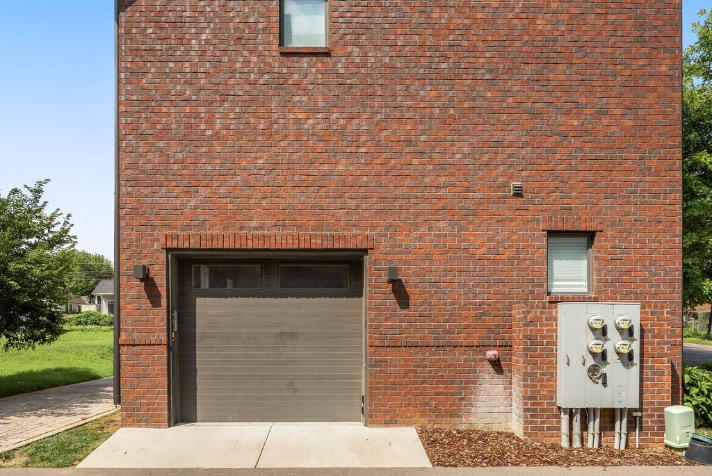 Germantown Gem: Rooftop Views & Proven Income! photo 34